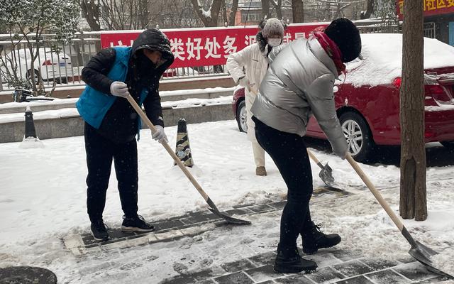 大雪中，他们走出家门义务扫雪除冰