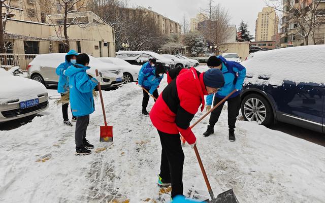 大雪中，他们走出家门义务扫雪除冰