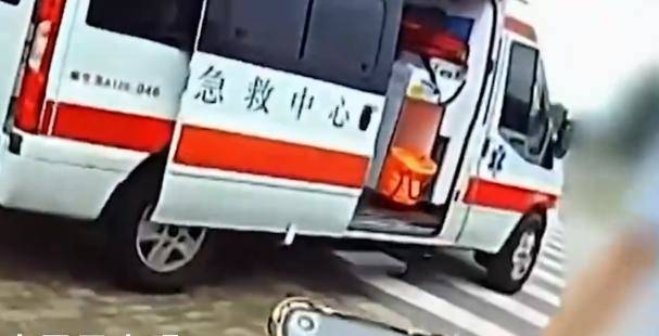 女子拒就医 民警劝说救命，及时送医挽救生命，家属深表感激 第2张